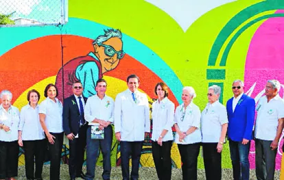 Directivos del centro festejan los 100 años del Hospicio San Vicente de Paul en Santiago.