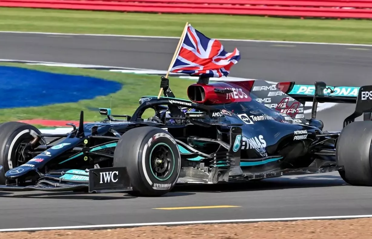 Lewis Hamilton y Mercedes Benz estarán en la batalla por dominar el  campeonato 2023.  Ap