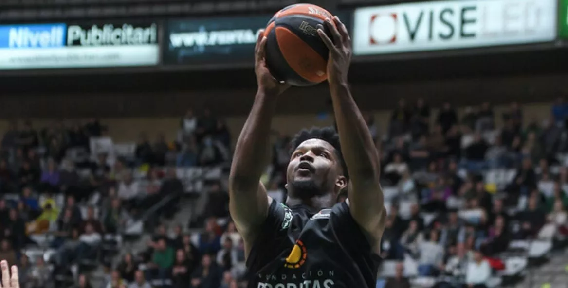 Andrés Feliz se abre paso durante su accionar  por el baloncesto español.