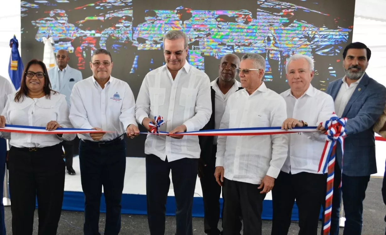 Presidente Luis Abinader corta  cinta para dejar inaugurado  complejo   San José de Mendoza.