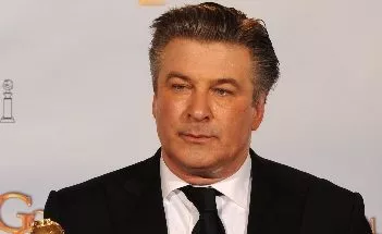 Alec Baldwin sigue en el set de rodaje.
