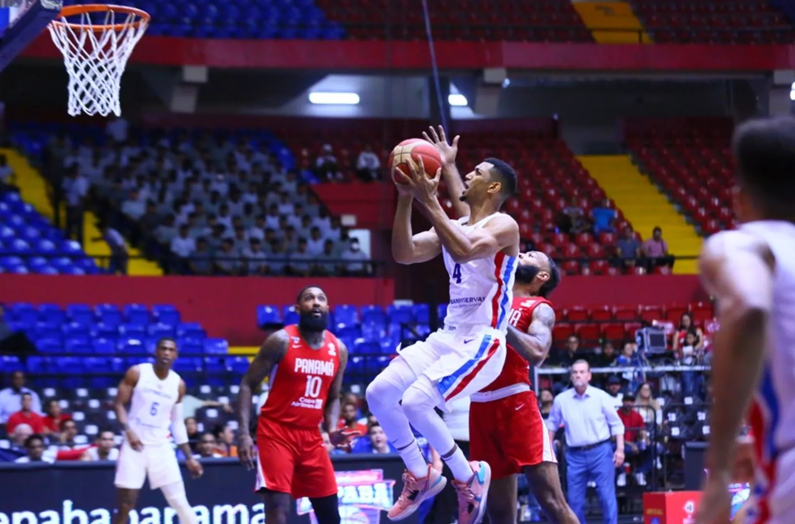 Gelvis Solano se dispone a realizar  ofensiva en  el partido en el que  República Dominicana derrotó a Panamá.  fuente externa