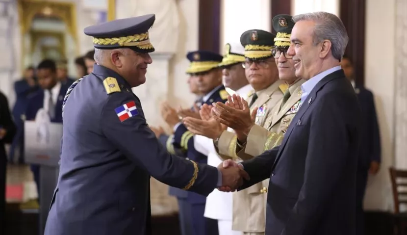 El general Duán Mejía saluda al presidente Abinader.