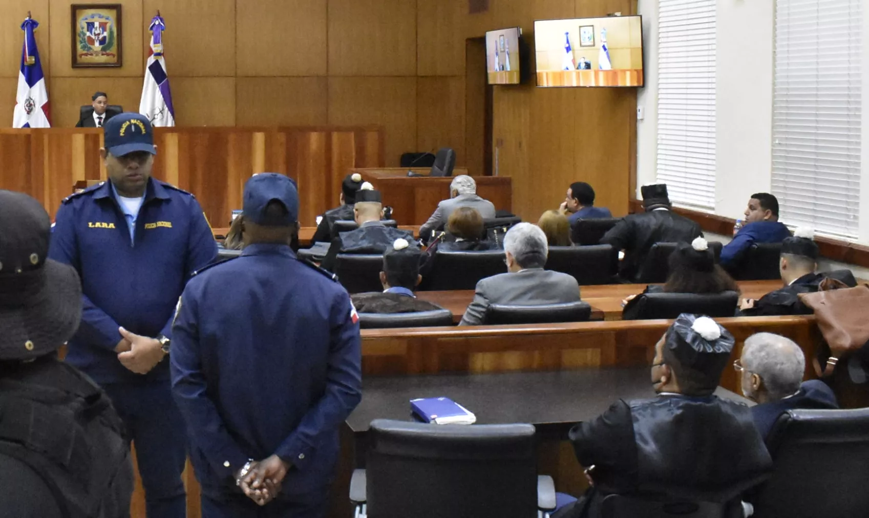 Los acusados del caso Pulpo en el tribunal mientras esperaban la resolución del magistrado Deiby Peguero.  josé de león
