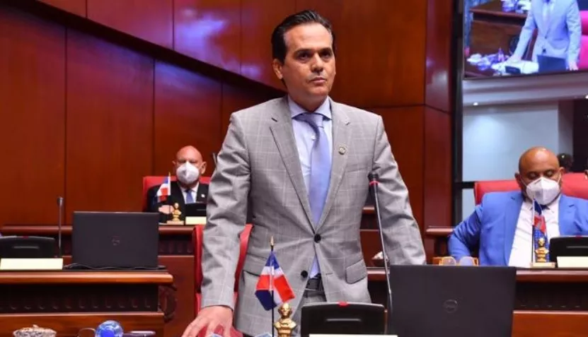 Iván Silva es presidente de la comisión al tanto del contrato.