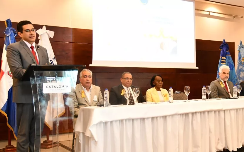 Viceministro Eladio Pérez y  representantes del sector salud.