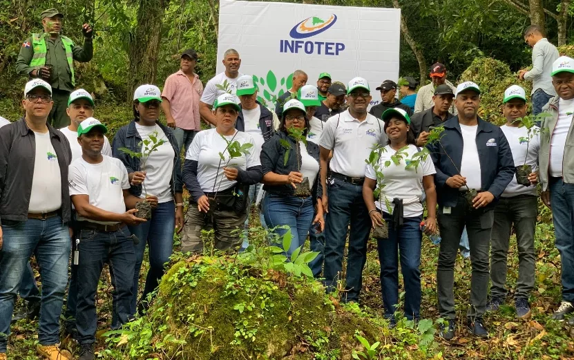 Rafael Santos y representantes provincia Salcedo en jornada.