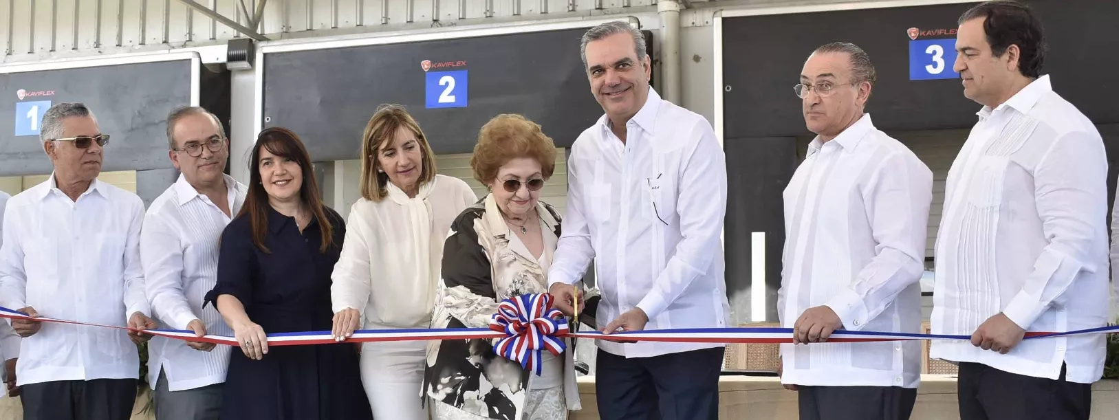 El presidente Abinader y doña Elsa Haché viuda Lama realizan el corte de cinta que dejó inaugurado el centro.