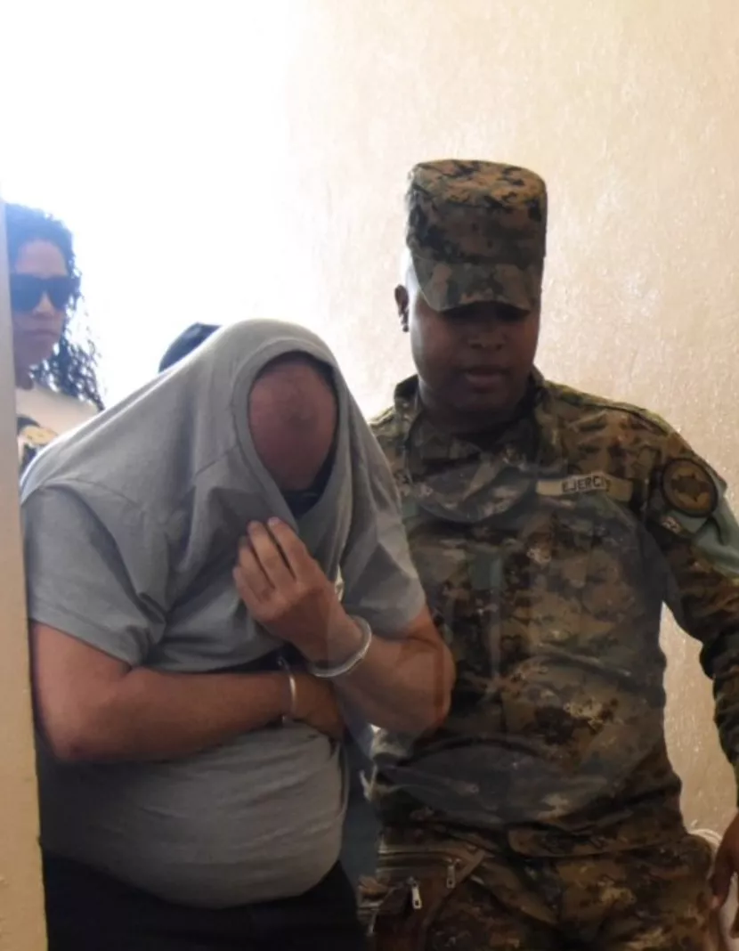 Marino Muñoz Concepción mientras era detenido por intento de matar policías en tribunal.
