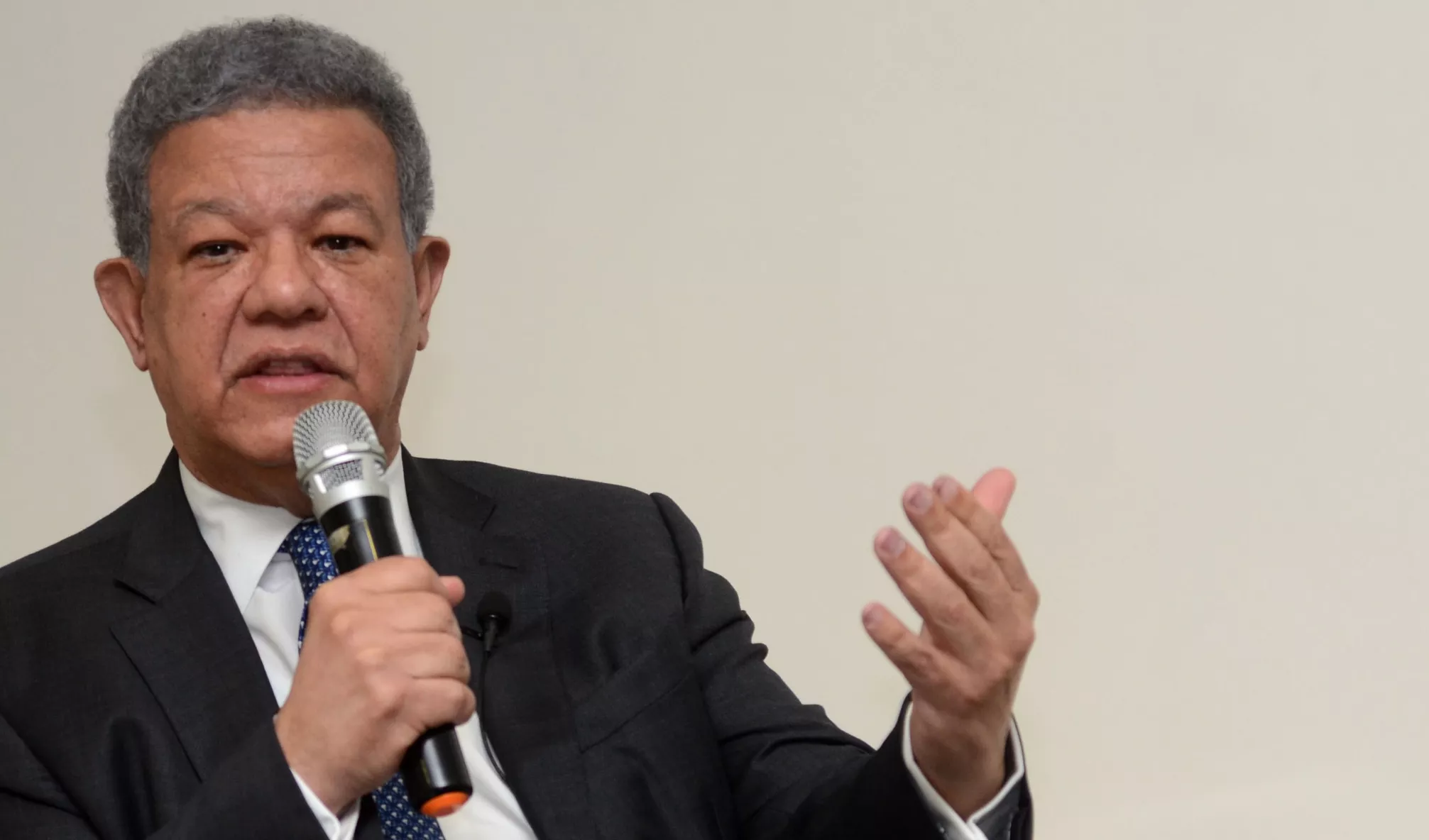 El expresidente Leonel Fernández dijo que cuando llegue el momento de las encuestas, ninguna podrá colocar a la Fuerza del Pueblo por debajo de un 40 %.  JORGE GONZÁLEZ