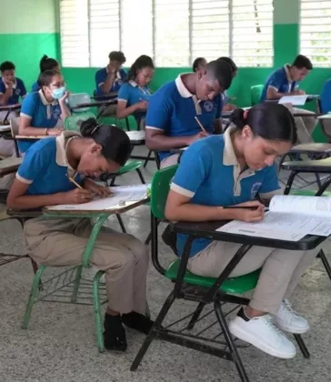 Estudiantes tomando pruebas nacionales