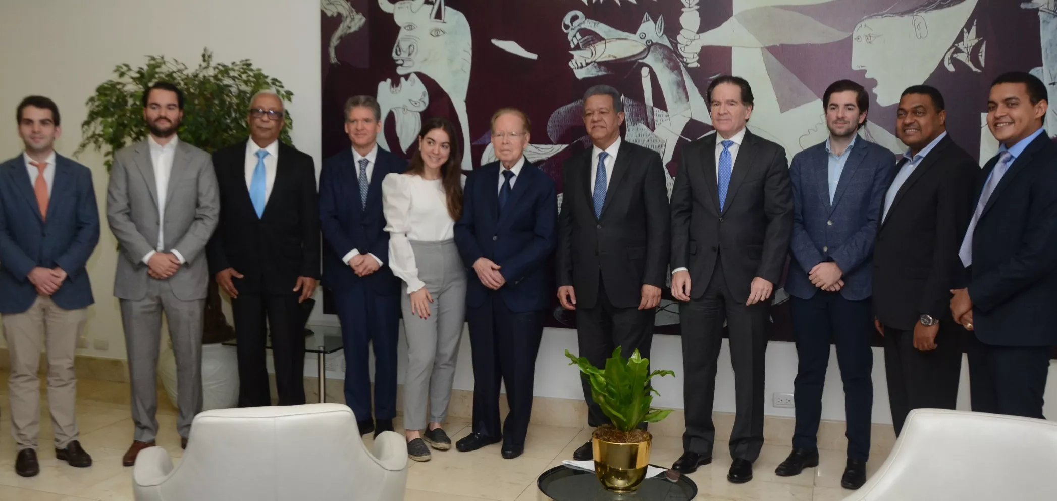 Leonel Fernández junto a parte de la delegación que le acompañó e integrantes del Grupo de Comunicaciones Corripio.  JORGE GONZÁLEZ