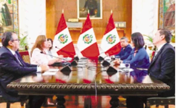 La presidenta  Dina Boluarte se reunió con líderes políticos.