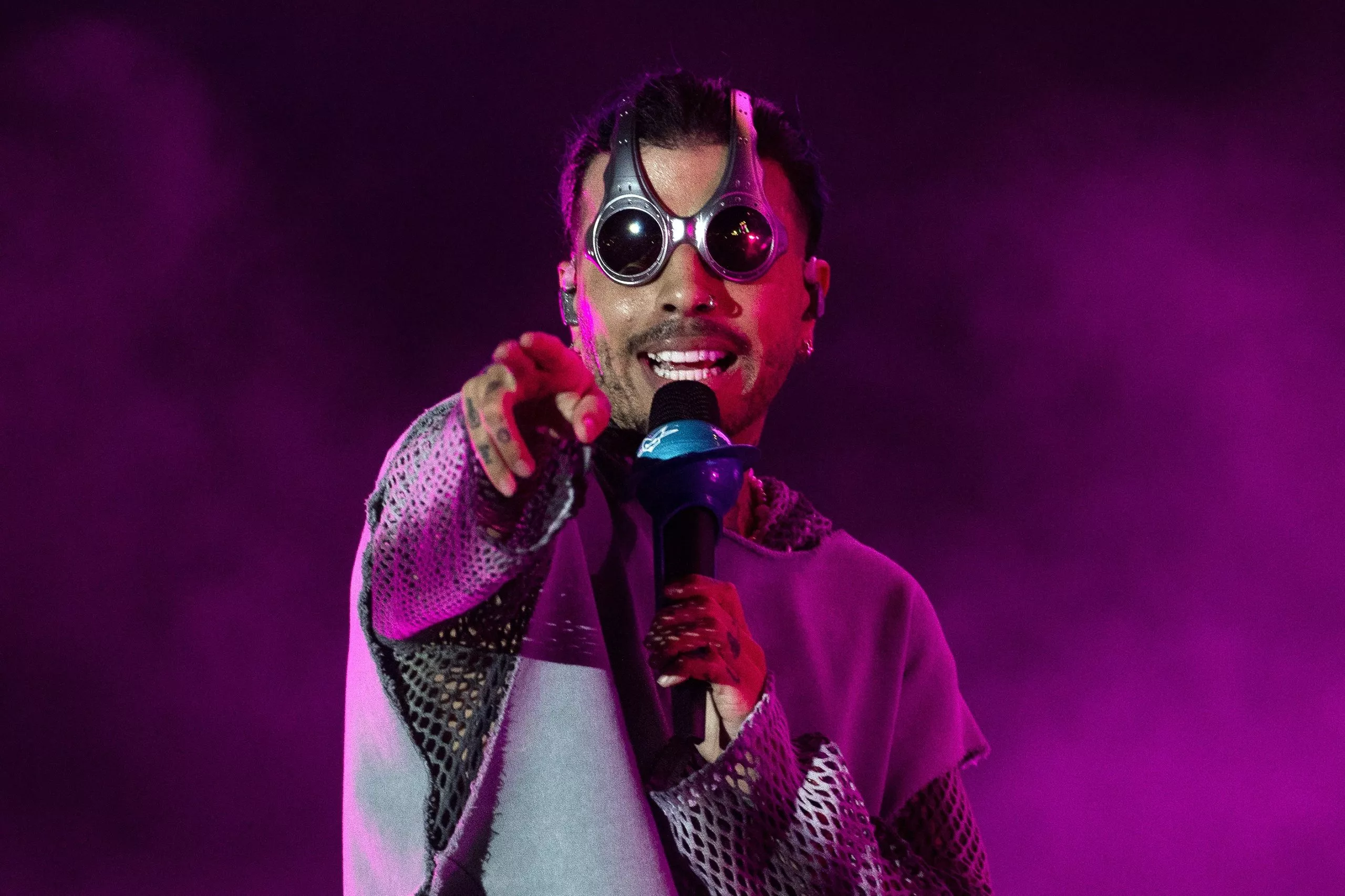 Rauw Alejandro canta durante un concierto