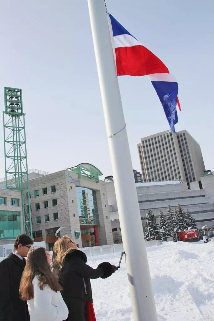 La embajadora Cohen iza la bandera de RD en la sede del ayuntamiento de Ottawa
