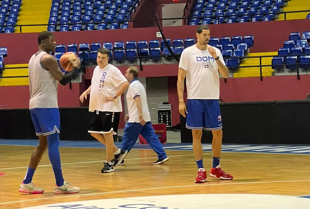 Los estelares jugadores Ángel Luis Delgado y Eloy Vargas. Al centro, el estratega Daniel Seoane.