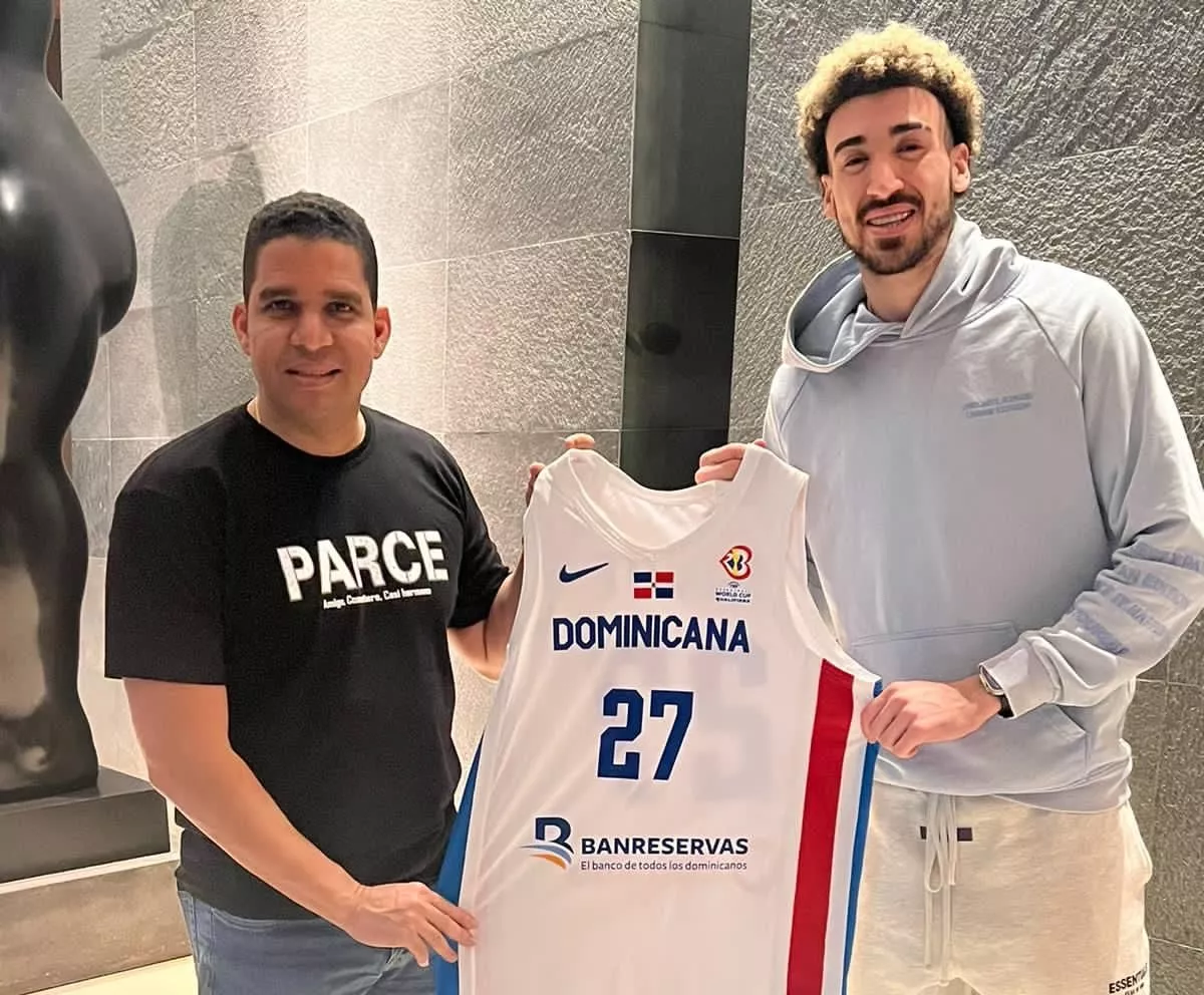 Rafael Uribe, presidente de Fedombal, y el jugador dominicano de la NBA, Chris Duarte.