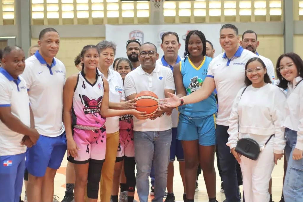Víctor Pichardo, director del Departamento Aeroportuario, realiza el saque de honor.