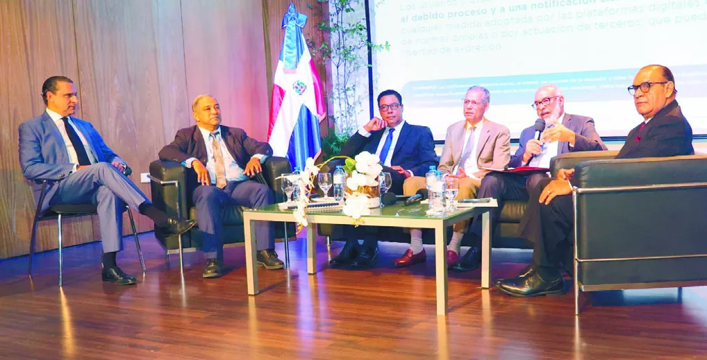 Servio T. Castaños Guzmán  junto apromotores del anteproyecto entregado a autoridades de la UNIBE.   FOTODuany núñez.