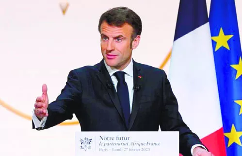 Emmanuel Macron llegó a  Gabón, primera parada de su gira.