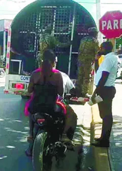 Las patrulleras recogen migrantes periodicamente.