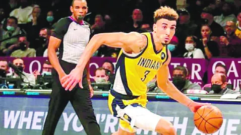 Chris Duarte intenta realizar una ofensiva en el juego de ayer.
