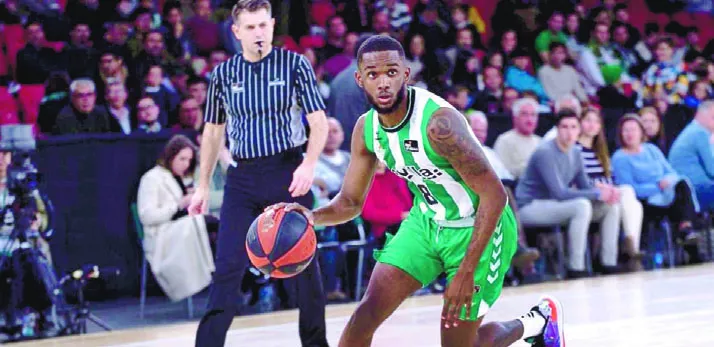 Jean Montero en su intento de realizar un canasto la noche del sábado con el Real Betis.