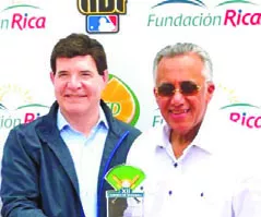 Luis Mejía  recibe placa de las manos de Julio  Brache .