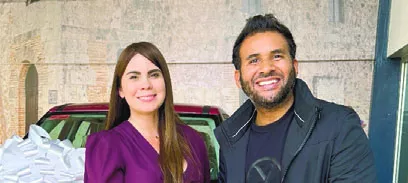 Óscar de Castro  entrega   a Cristal de León.