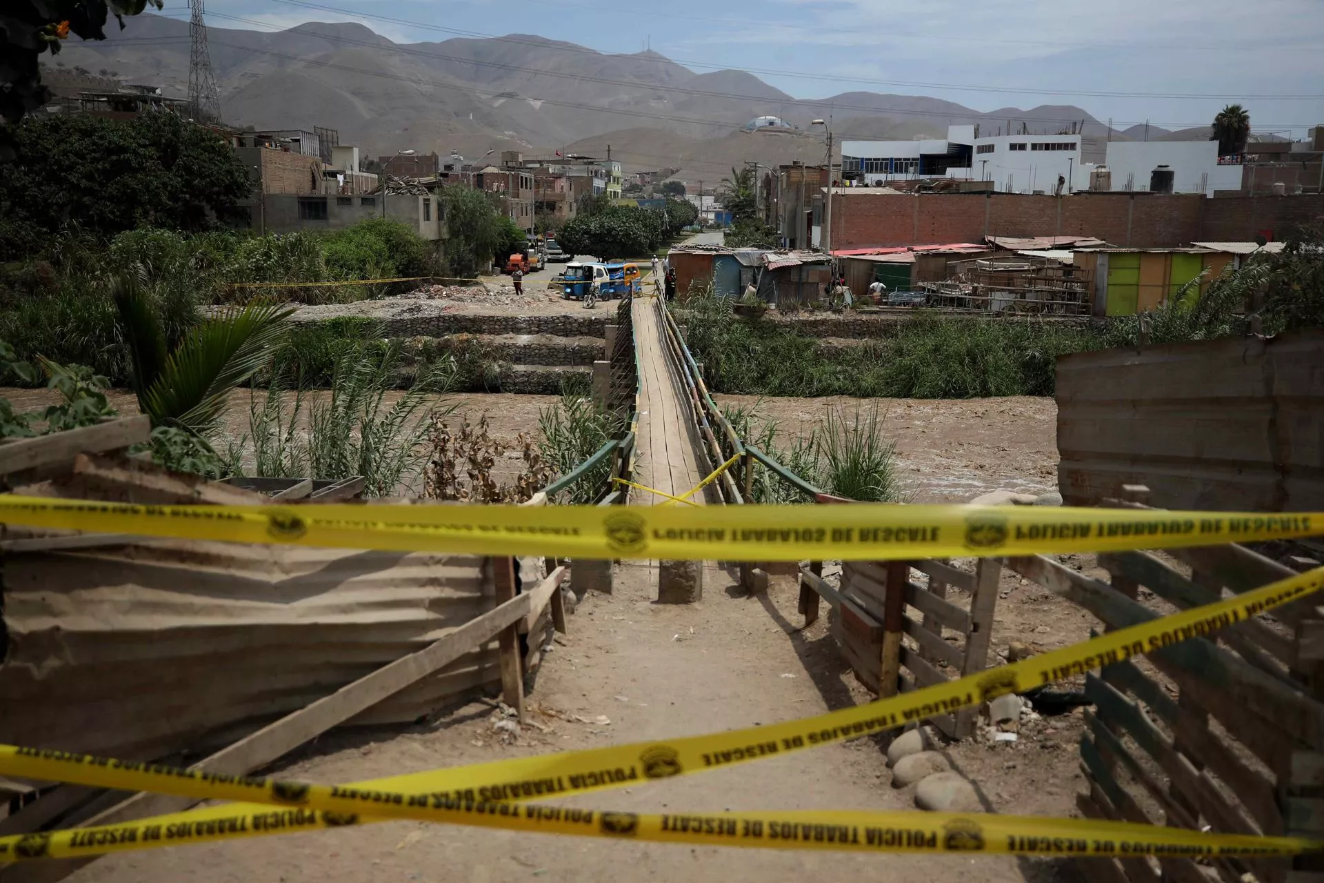 El desborde de un río en Lima destruye al menos 25 casas rústicas