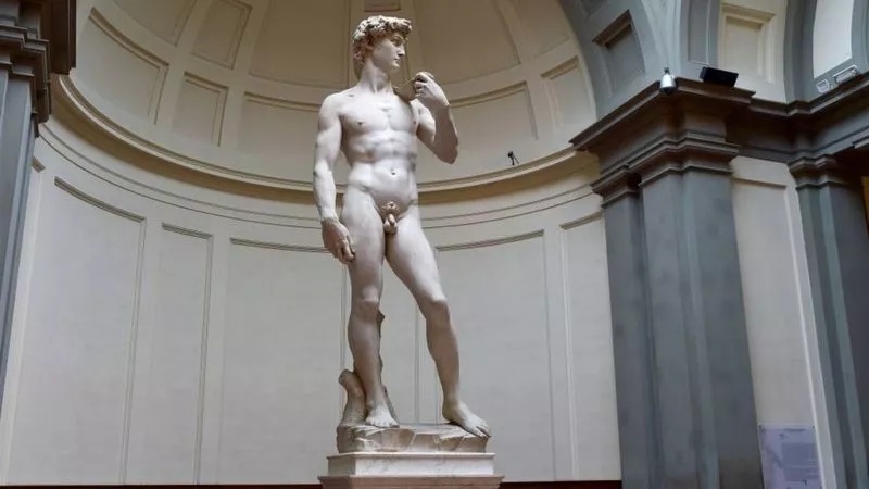 "Confundir arte con pornografía es ridículo": polémica por dimisión de directora de escuela de Florida por foto del David