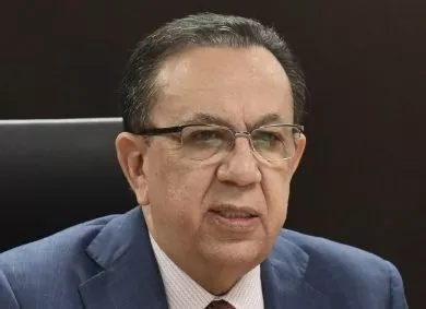 Héctor Valdez Albizu,  gobernador del Banco Central.