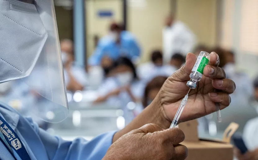 Dominicana empieza la vacunación por el subdirector de un hospital militar