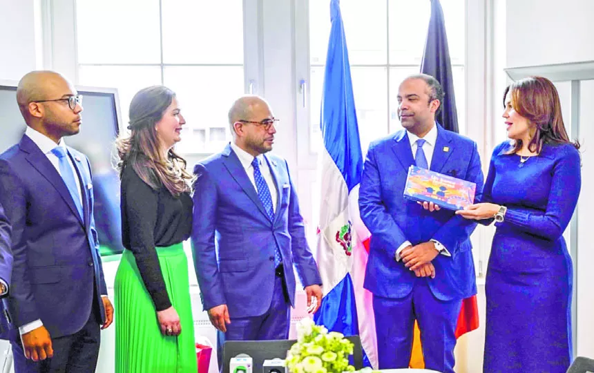 Samuel Pereyra y Noelia García de Pereyra junto al embajador Francisco Caraballo y personal técnico de la embajada dominicana en Alemania.