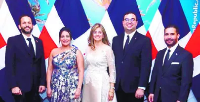 Embajadora Michelle Cohen junto a invitados.