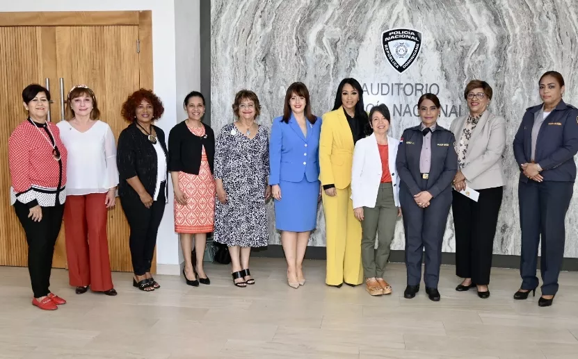 Yanira Fondeur junto a los colaboradores de la actividad.