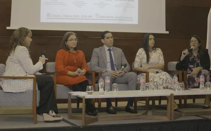 Panel con   representantes  del sector salud.fuente externa
