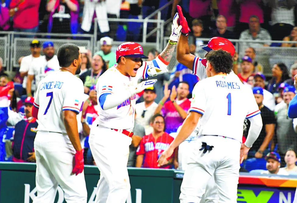 Jugadores de República Dominicana celebran tras derrotar anoche vía ‘nocaut’ al conjunto de Israel .  Alberto calvo