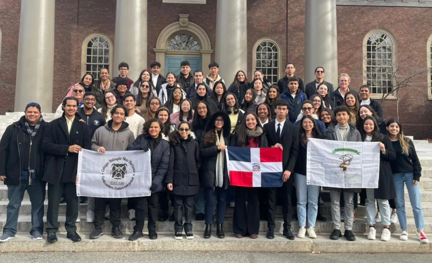 La  delegación de equipo de debate del Colegio New Horizons en Harvard.