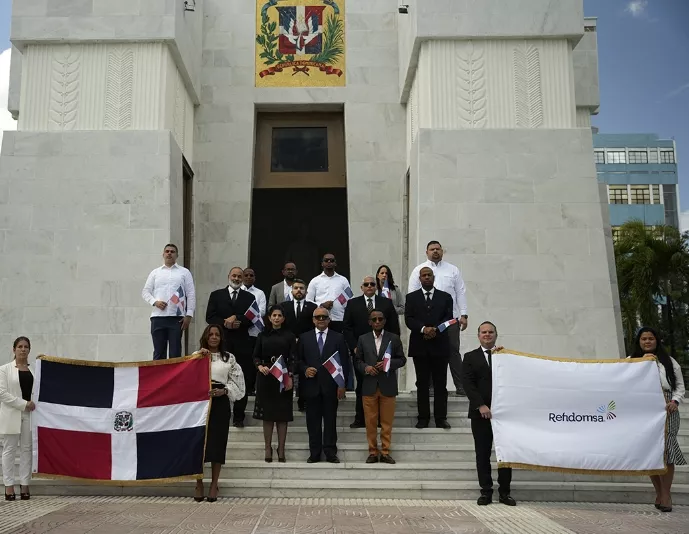 Ejecutivos y colaboradores de Refidomsa, en el Altar de la Patria.