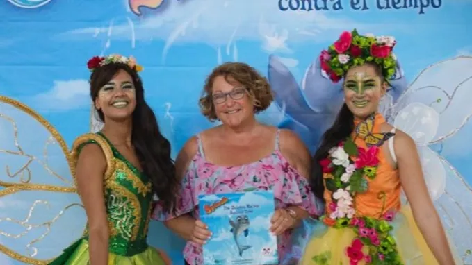Lise Ménard muestra  su libro.