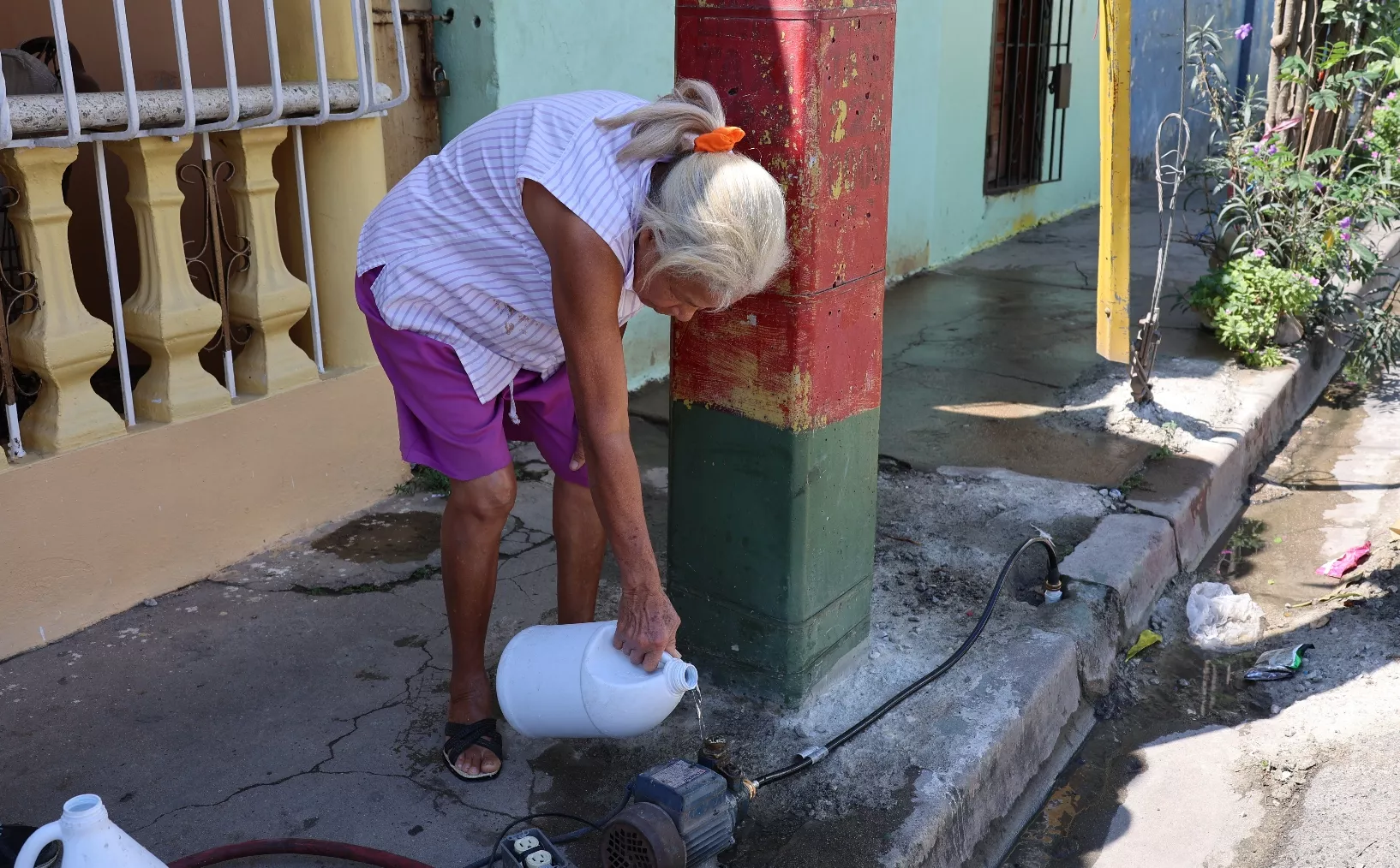 18__20_100, Matilde Hernández  hace un ejercicio  de más de una hora entre encender su bomba y hacer fluir el agua para abastecerse.