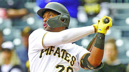 Miguel Andújar busca afianzarse con los Piratas este año.
