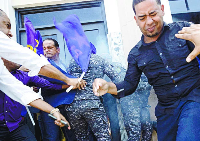 Militantes y dirigentes del Partido de la Liberación Dominicana escenificaron destrozos en el Palacio de Justicia de Ciudad Nueva   efe
