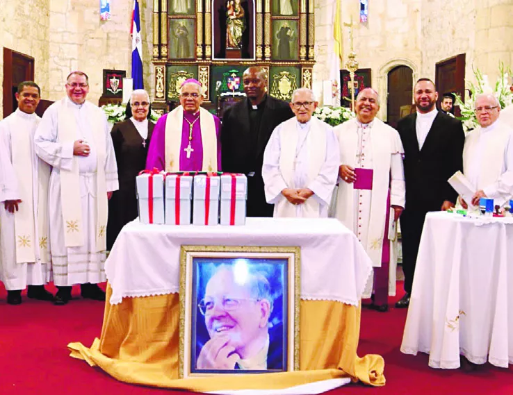 Monseñor Francisco Ozoria presidió la ceremonio junto a otros líderes de la iglesia Católica.