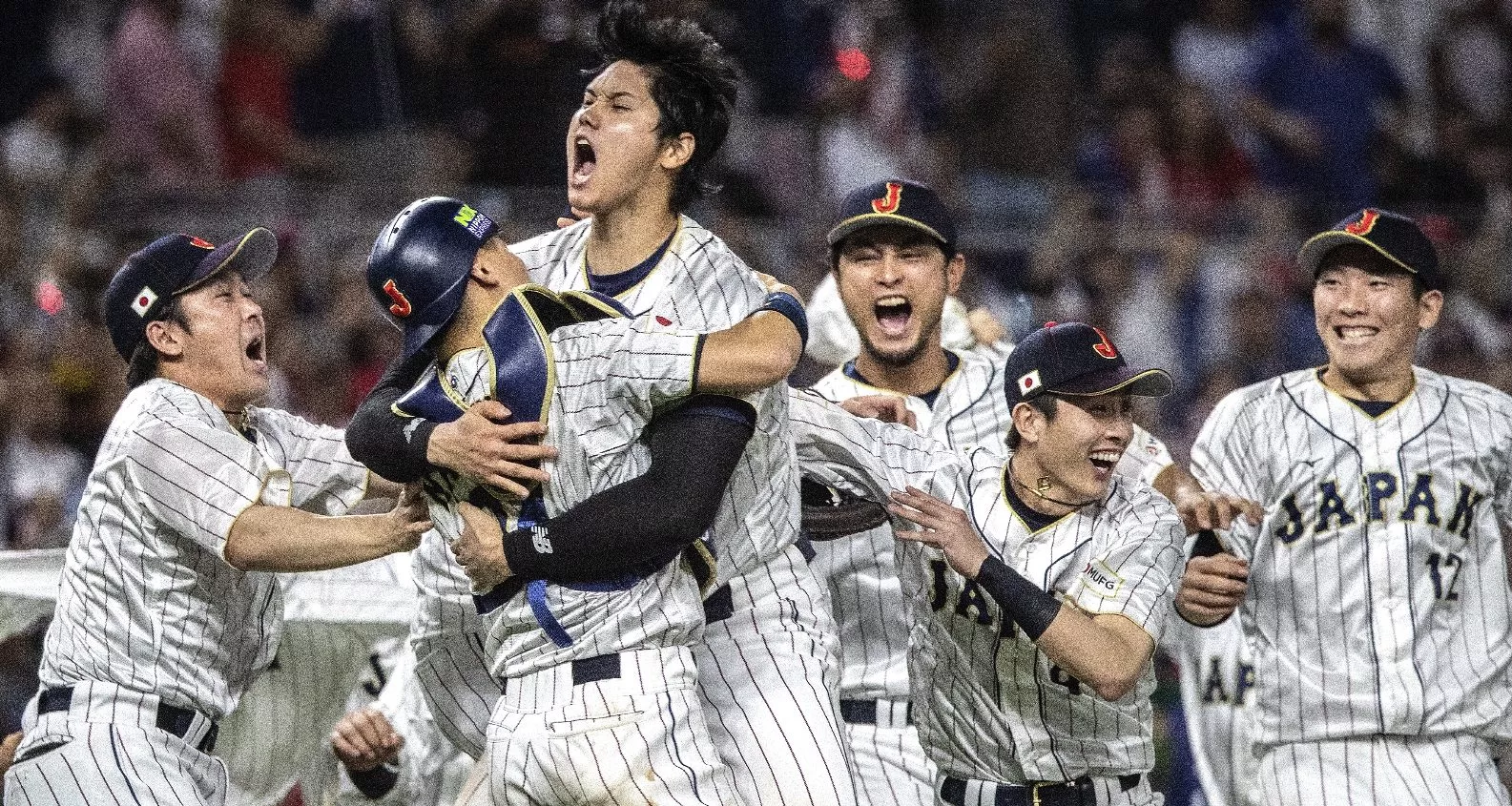 Shoei Ohtani y demás compañeros celebran luego del último triunfo con el que se coronaron campeón del Clásico.  efe