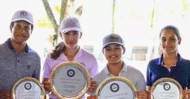 Parte de los golfistas ganadores en diferentes categorías.