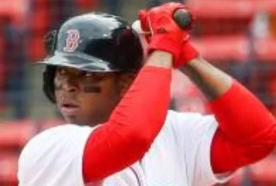 Rafael Devers  disparó su primer jonrón pretemporada.   ap