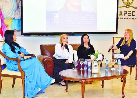En el panel Juana José Cáceres, Rommy Grullón, Soraya Lara de Mármol y María Luisa Montás.