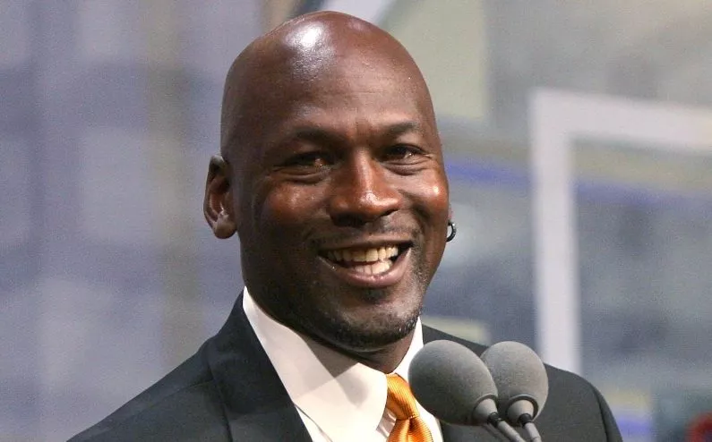 Michael Jordan se rinde por primera vez en su carrera.  Ap